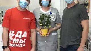 Команда «Молодежки ОНФ» поздравила медсестер больниц с профессиональным праздником