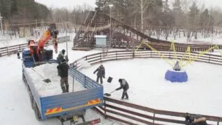 В городских парках готовят к открытию ледовые горки