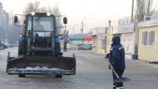 В Омске специальными реагентами от гололёда обработали пешеходные переходы и тротуары