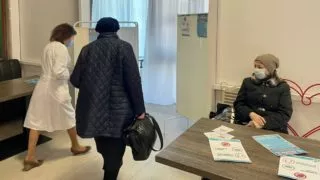 В прививочных пунктах Меги и кинотеатра Первомайский в первые часы работы вакцинировались более 50 человек