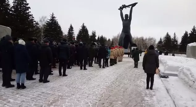 Первые лица Омской области приняли участие в возложении цветов в Парке Победы