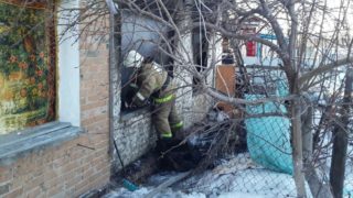 В Омской области сотрудники МЧС оперативно потушили серьезный пожар в 2-квартирном доме