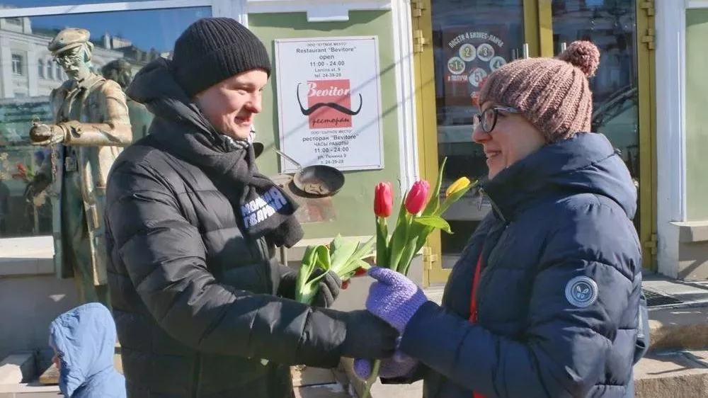 Молодогвардейцы вручили омичкам цветы в честь Международного женского дня