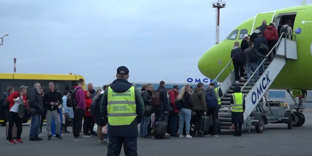 Студенты-медики из Омска оказали первую помощь женщине во время перелета из Москвы