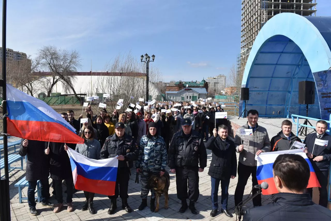 В сквере Дружбы народов прошла патриотическая акция #Своихнебросаем