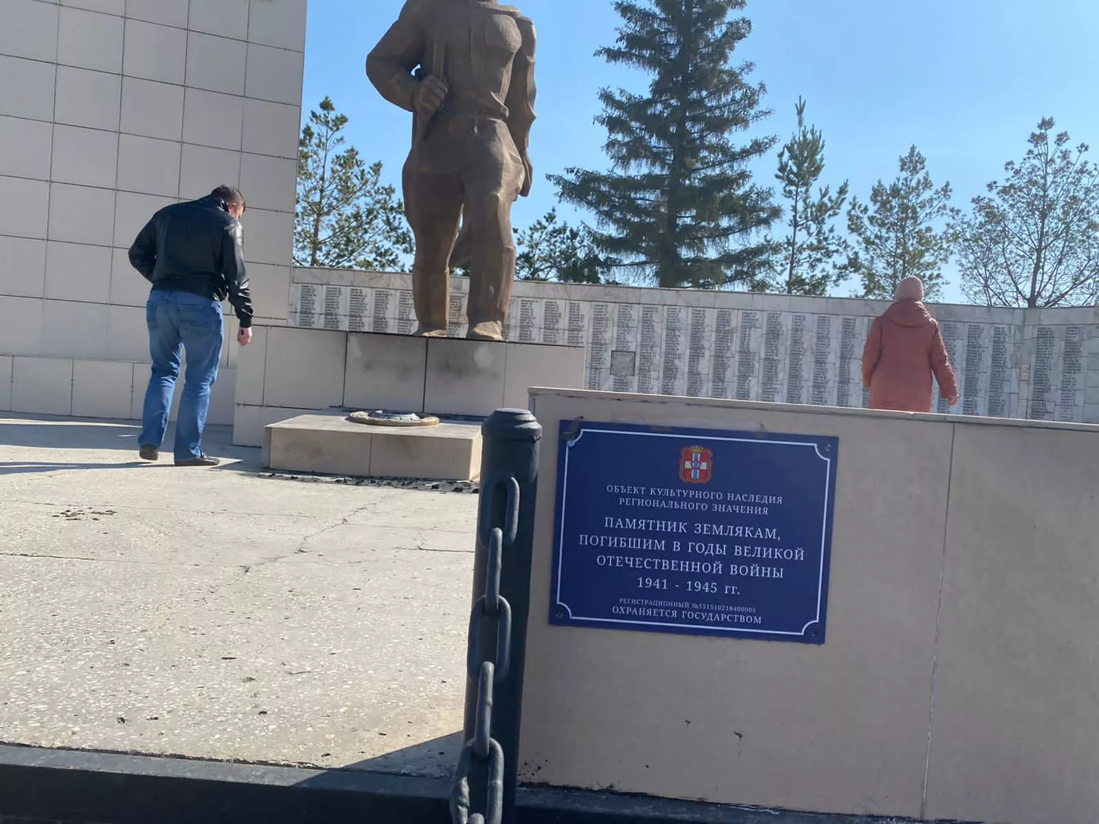 В Омске возбуждено уголовное дело по факту осквернения памятника воинам, погибшим в Великой Отечественной войне