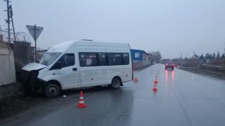 Прокуратура проверит перевозчика, маршрутка которого врезалась в бетонный забор – четверо пассажиров пострадали