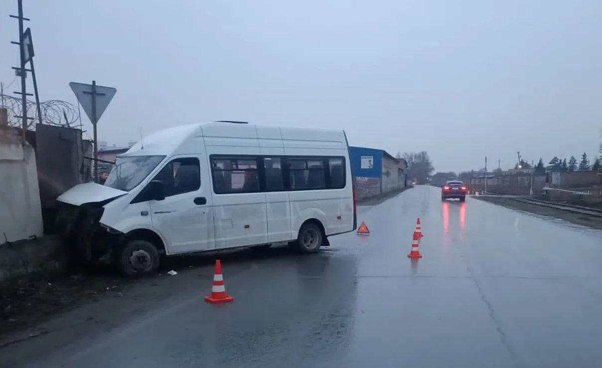 Прокуратура проверит перевозчика, маршрутка которого врезалась в бетонный забор – четверо пассажиров пострадали