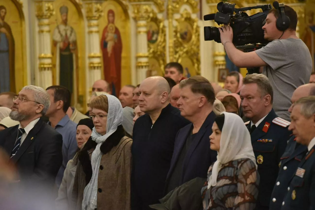 В Успенском соборе прошло праздничное богослужение, посвященное православной Пасхе