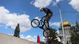 В Омске на Соборной площади прошел турнир по BMX-фристайлу