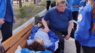 На улице главврач Омского онкодиспансера оказал помощь студентке, которая упала в обморок