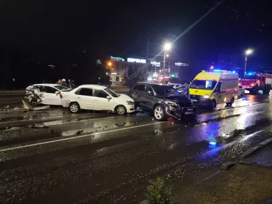 В Омске у автовокзала произошло ДТП с участием пяти иномарок