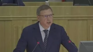 Александр Бурков выступает  с отчётом о результатах деятельности Правительства региона в 2021 году