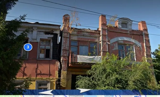 В центре Омска загорелось здание-памятник, где во времена войны жили вахтанговцы и вырос Владислав Дворжецкий