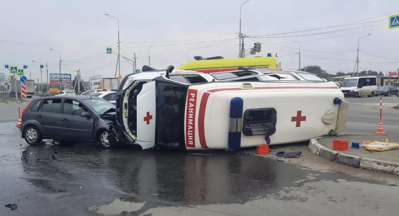 На перекрёстке около «Меги» в Омске перевернулась машина скорой помощи
