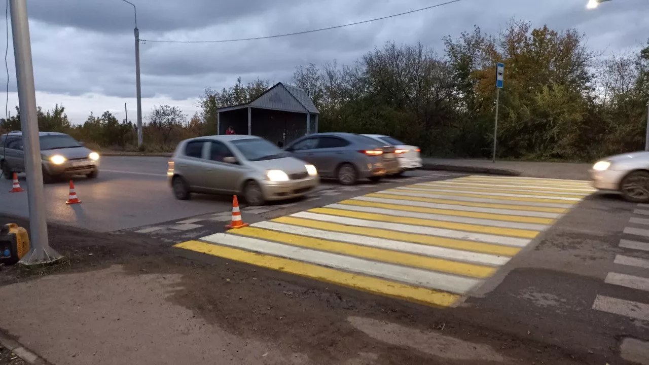 В Омске около остановки «Шинный завод» оборудуют проекционную «зебру»