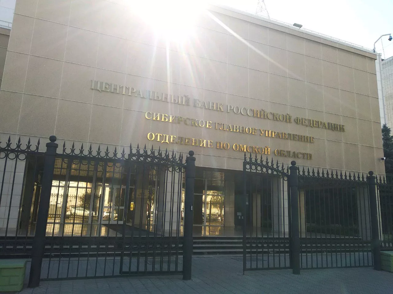 Курс евро к доллару упал до уровней 20-летней давности