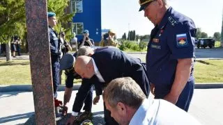 Сергей Шелест почтил память погибших курсантов 242 учебного центра ВДВ