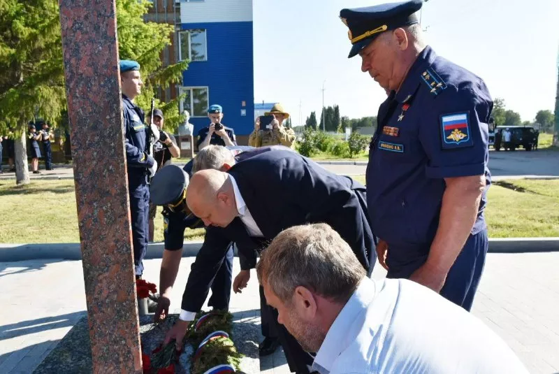Сергей Шелест почтил память погибших курсантов 242 учебного центра ВДВ