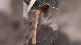 В Калачинске во дворе частного дома обнаружено обгоревшее тело мужчины