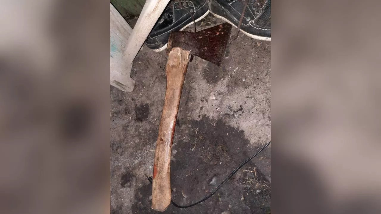 В Калачинске во дворе частного дома обнаружено обгоревшее тело мужчины
