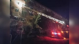 Омские пожарные спасли 23 человека из горящей пятиэтажки