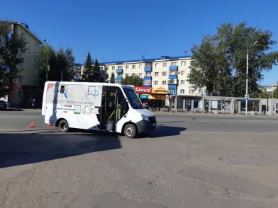 В Омске пассажирская маршрутка сбила пенсионера