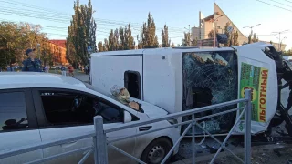 В Омске опрокинулась маршрутка, девять  человек пострадали