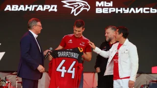 Губернатор вручил свитер капитану омского «Авангарда» Дамиру Шарипзянову