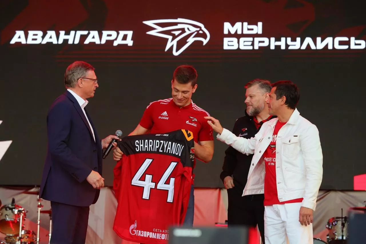 Губернатор вручил свитер капитану омского «Авангарда» Дамиру Шарипзянову
