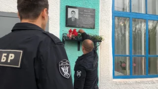 Мемориальная доска в честь росгвардейца Тараса Петуха установлена в родном селе героя