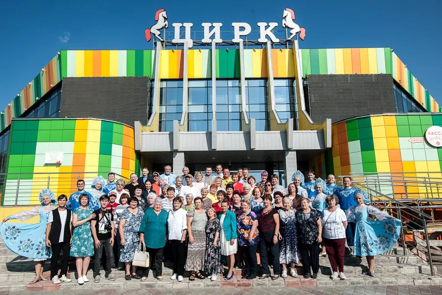 В Омском цирке за 50-литровым самоваром собрали бывших сотрудников