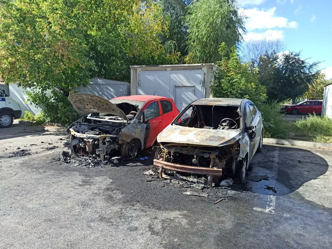 В Омске неизвестный мужчина поджог четыре машины на парковке 16-этажного дома