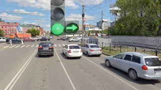 На перекрестке улиц Фрунзе и Гусарова в Омске изменилась схема светофорного регулирования