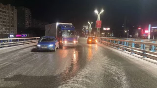Сразу 28 автомобилей попали в аварии в Омске из-за гололёда