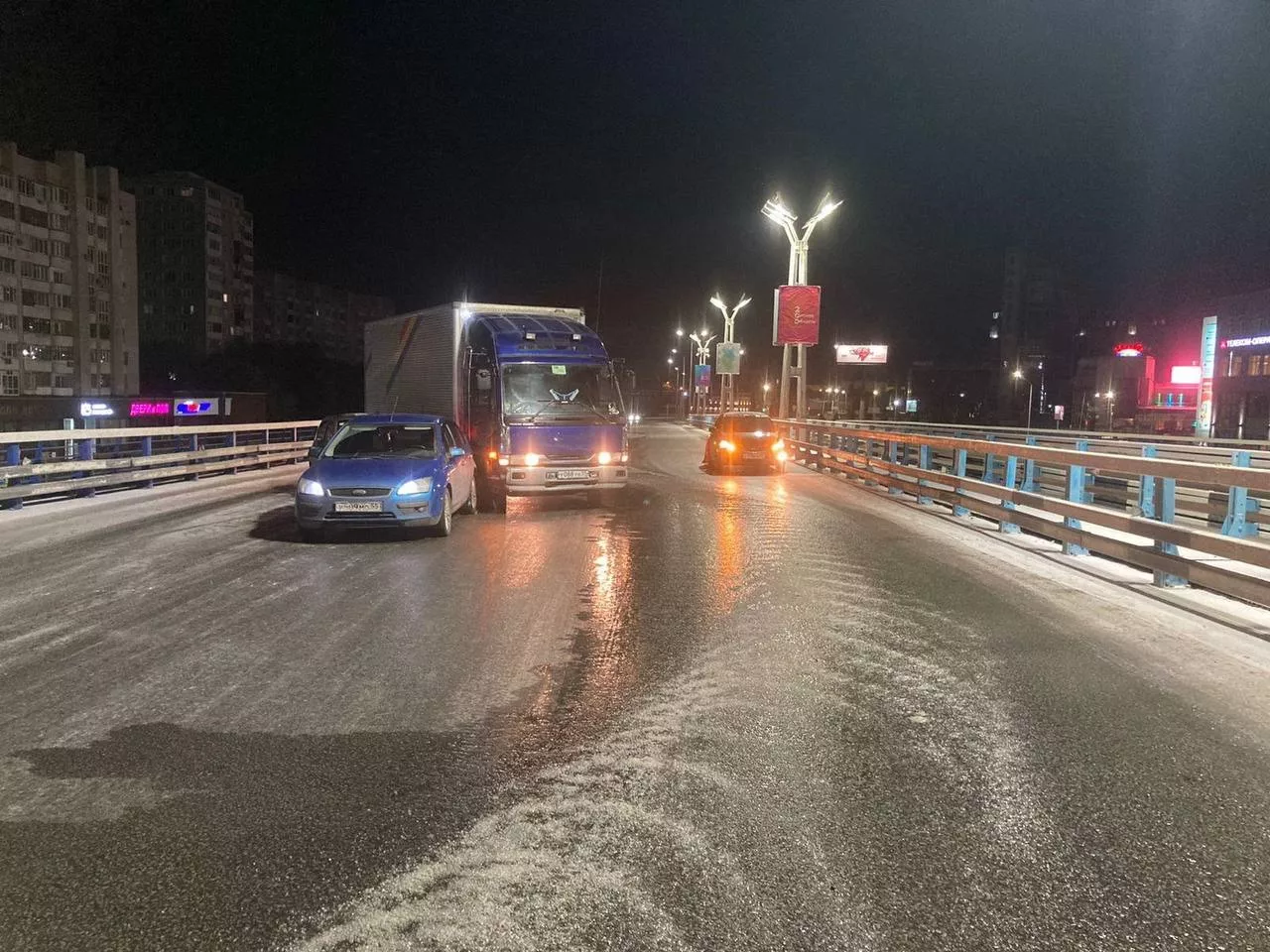 Сразу 28 автомобилей попали в аварии в Омске из-за гололёда