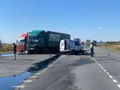 В Омской области водитель автомобиля ГАЗ погиб на «трассе смерти» в массовом ДТП