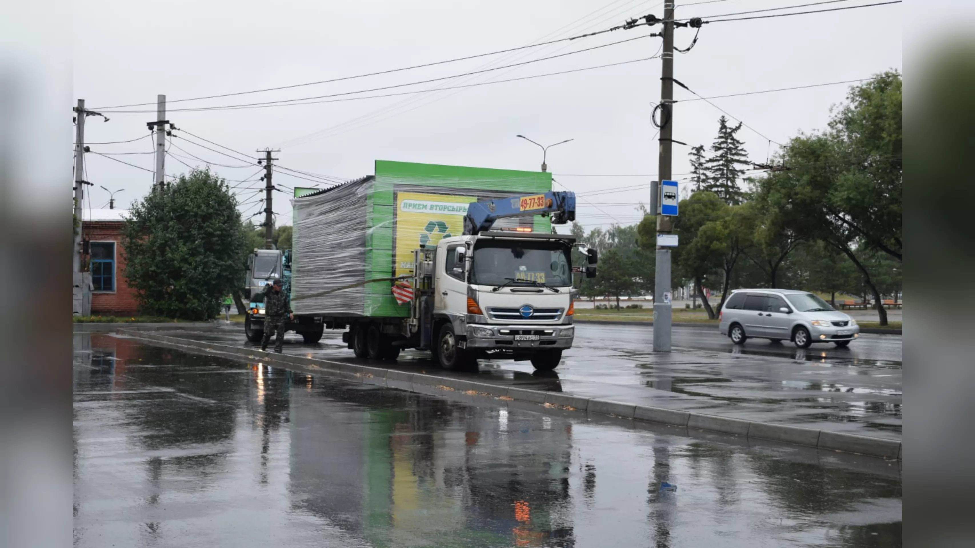 В Омске установили первый экопункт по приёму вторсырья