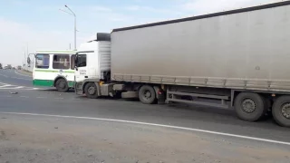 Под Омском большегруз врезался в автобус с пассажирами