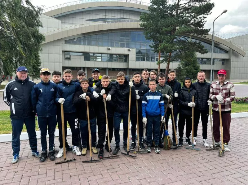 Воспитанники академии омского футбола «Иртыш» вышли на субботник
