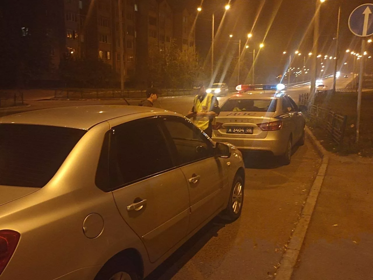 В Омске водитель иномарки сбил двух пешеходов на светофоре