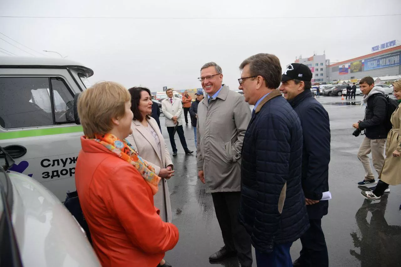 Почти 100 новых машин пополнили автопарки районных больниц Омской области