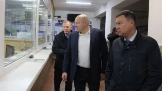 Сергей Шелест осмотрел, как проходит подготовка автобусов к зиме