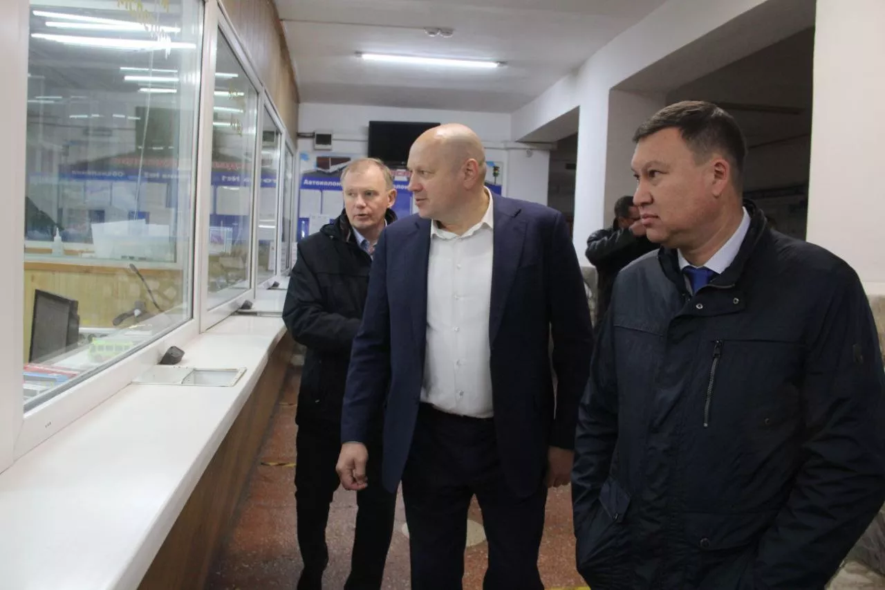 Сергей Шелест осмотрел, как проходит подготовка автобусов к зиме