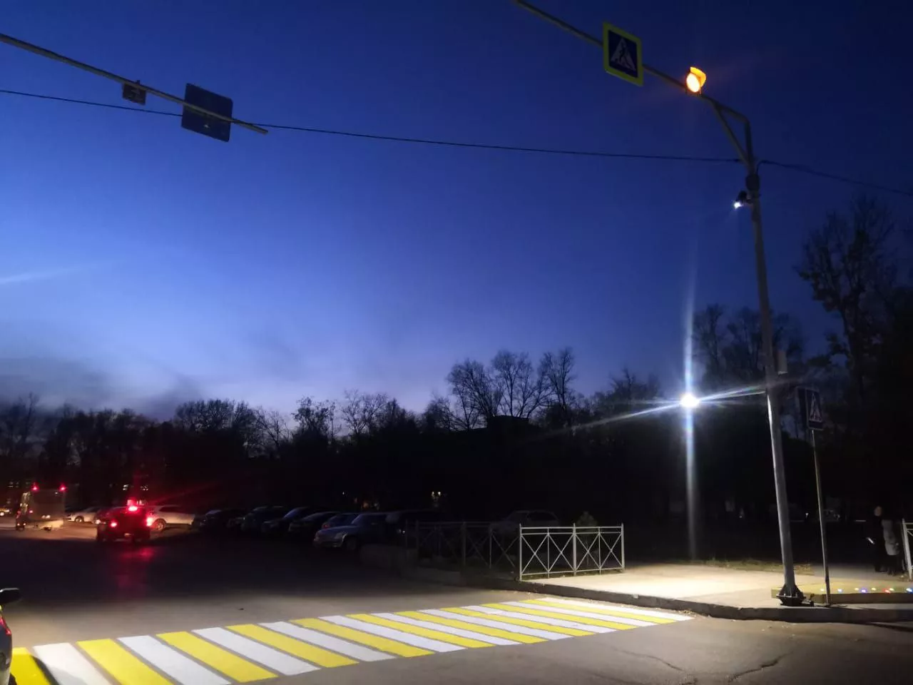 В Омске около остановки «Шинный завод» появилась проекционная «зебра»