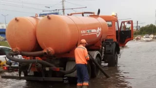 За сутки с омских дорог откачали 230 кубометров дождевой воды