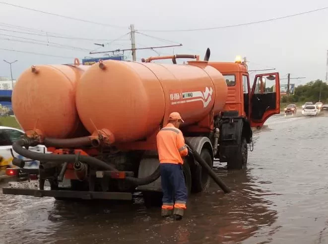 За сутки с омских дорог откачали 230 кубометров дождевой воды