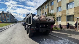 С места ЧП с самогонным аппаратом в Омске вывозят куски стены