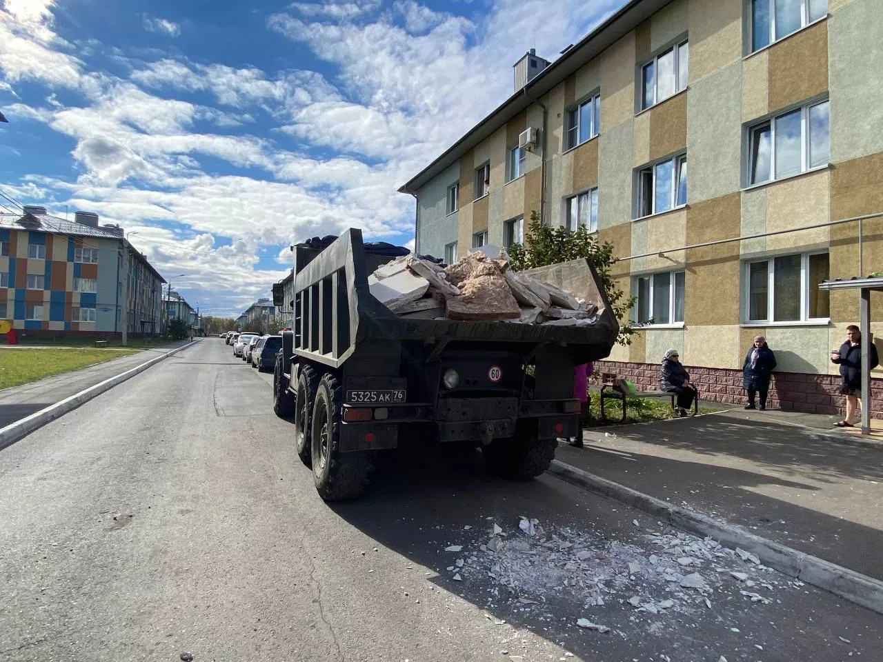 С места ЧП с самогонным аппаратом в Омске вывозят куски стены