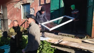 Омичи помогают готовить к зиме медицинские учреждения Стаханова